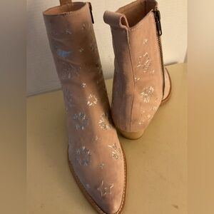 Free People women  Pink Suede western Bowers Silver Embroidered Stars boots 8